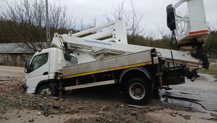 Adana’da Su Borusu Patladı, Araç Çukura Düştü