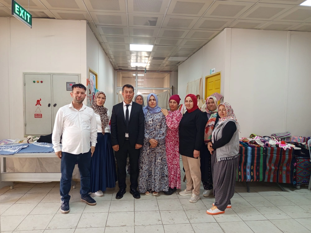 Ali Araz Aladağ Halk Eğitim’in Düzenlediği Yıl Sonu Geleneksel Sergisi’ne Katıldı