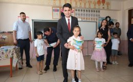 Kaymakam Kurdu , öğrencilere karnelerini dağıttı