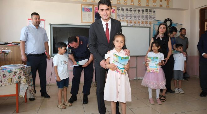 Kaymakam Kurdu , öğrencilere karnelerini dağıttı