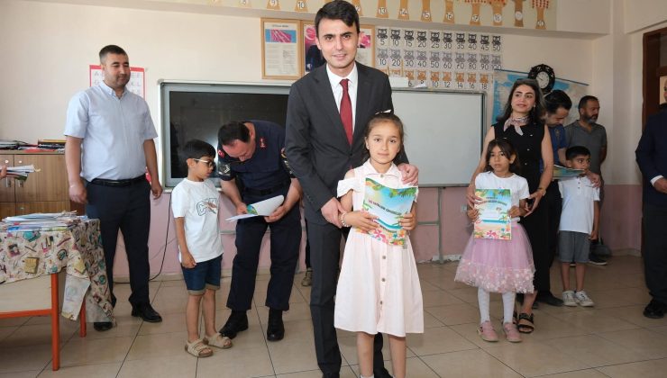 Kaymakam Kurdu , öğrencilere karnelerini dağıttı