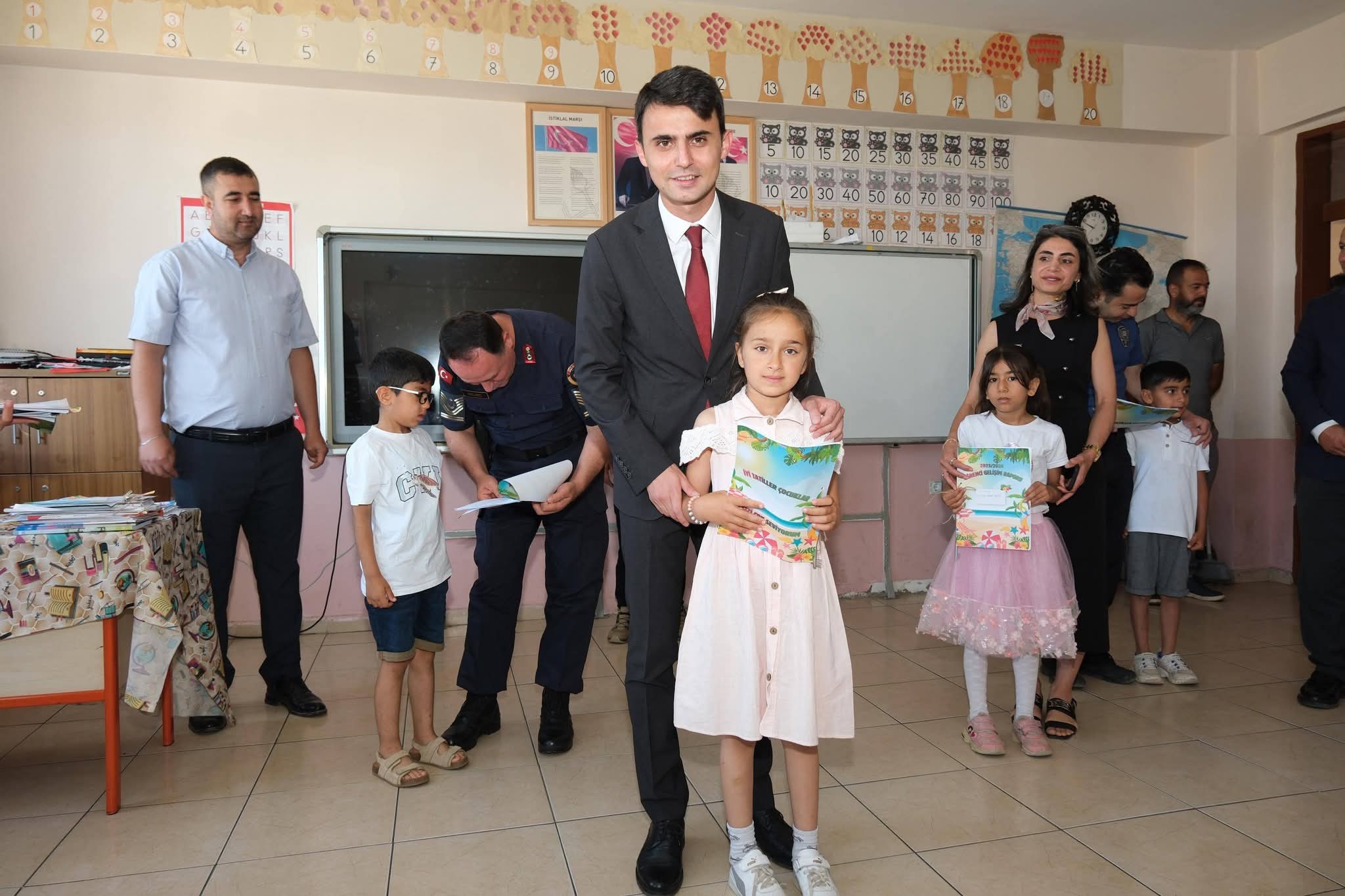 Kaymakam Kurdu , öğrencilere karnelerini dağıttı
