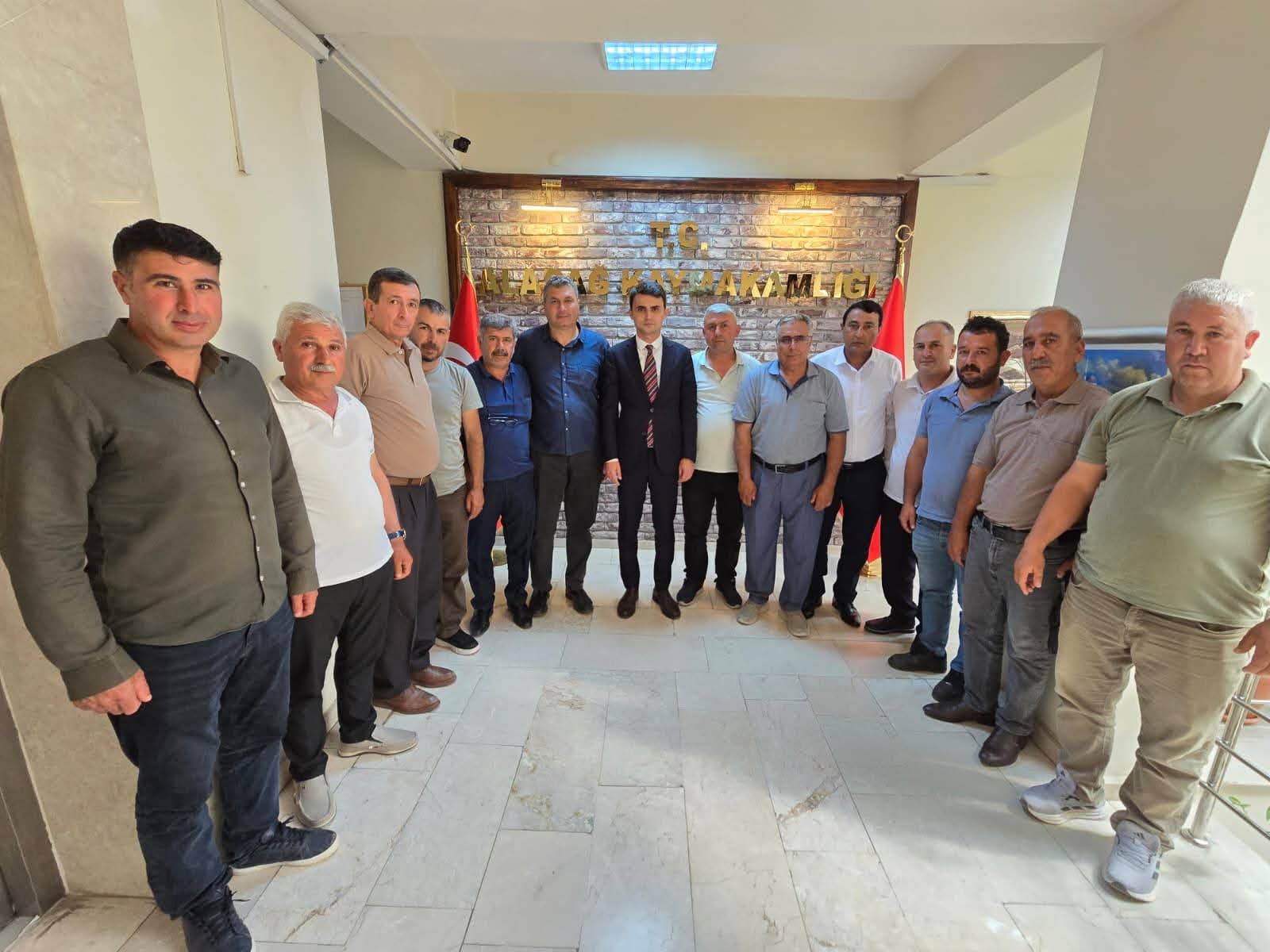 KAYMAKAM KURDU MUHTARLARLA VEDALAŞTI